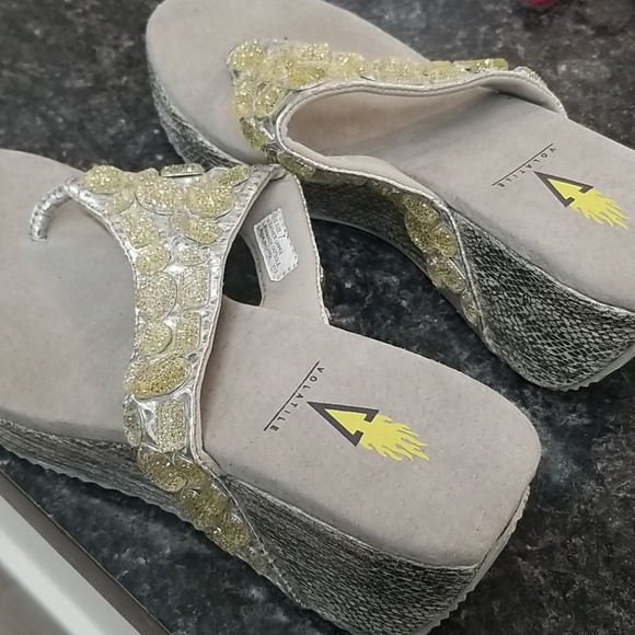 Wedge flip flops - Picture 2 of 3